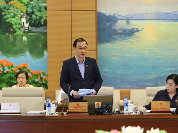 Chủ nhiệm Ủy ban Kinh tế của Quốc hội Vũ Hồng Thanh trình bày báo cáo thẩm tra. (Ảnh: Dương Giang/TTXVN) Tạo cơ sở pháp lý đồng bộ điều chỉnh quá trình phát triển đô thị ảnh 1