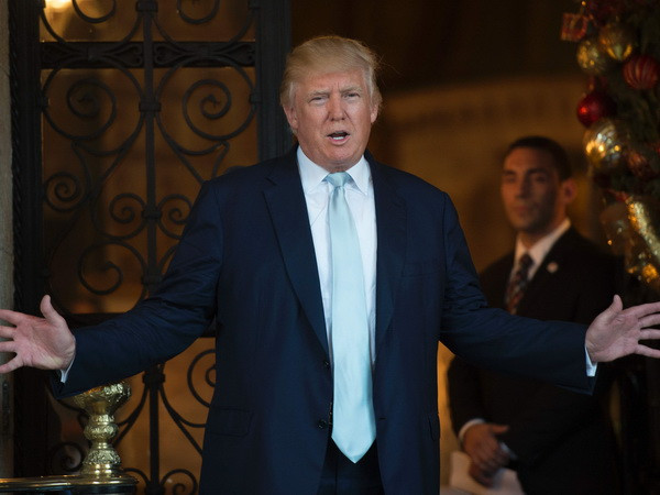 Tổng thống đắc cử Mỹ Donald Trump trả lời báo giới tại Palm Beach, bang Florida ngày 28/12. (Nguồn: AFP/TTXVN) Tổng thống đắc cử Mỹ chuẩn bị diễn văn nhậm chức lịch sử ảnh 1