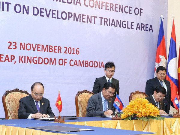 Thủ tướng Nguyễn Xuân Phúc, Thủ tướng Campuchia Samdech Hun Sen và Thủ tướng Lào Thongloun Sisoulith ký Tuyên bố chung Hội nghị CLV9. (Ảnh: Thống Nhất/TTXVN) Tuyên bố chung của Hội nghị Cấp cao khu vực Tam giác phát triển ảnh 1