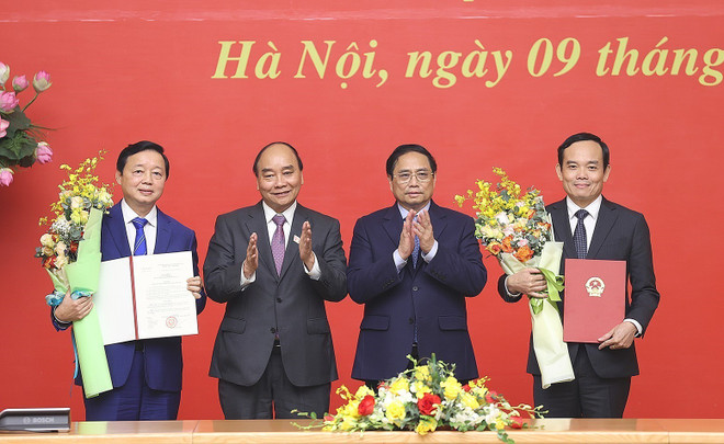 Chủ tịch nước Nguyễn Xuân Phúc và Thủ tướng Phạm Minh Chính trao quyết định bổ nhiệm Phó Thủ tướng Chính phủ cho ông Trần Lưu Quang và ông Trần Hồng Hà. (Ảnh: Dương Giang/TTXVN) Trao quyết định bổ nhiệm hai tân Phó Thủ tướng Chính phủ ảnh 2