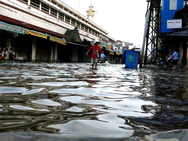 Phú Yên: Triều cường xâm thực sát nhà dân, tuyến kè biển sụt lún ảnh 1