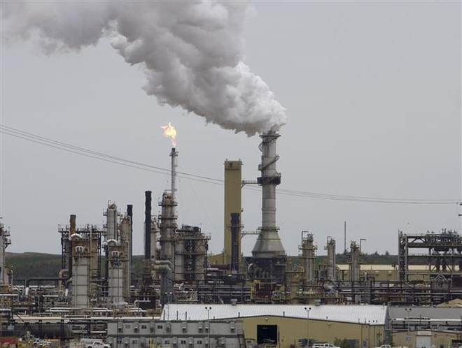 Khói bốc lên từ một cơ sở lọc dầu tại Fort McMurray, Canada. (Ảnh: AFP/ TTXVN) Liên hợp quốc nhất trí quy định mới về cách tính lượng khí thải ảnh 1