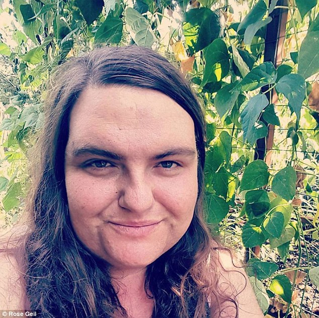 Người phụ nữ tự thấy mình "gợi cảm và nữ tính" với râu quai nón ảnh 2