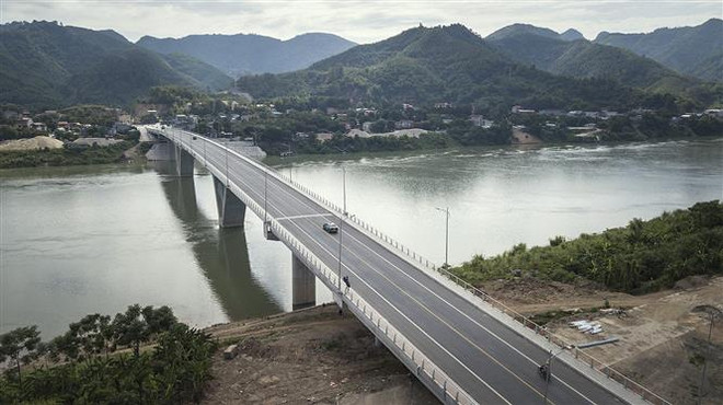 Cầu Hòa Bình 3 được xây dựng bằng nguồn vốn vay ODA đã hoàn thành và đưa vào sử dụng từ tháng 2/2020. (Ảnh: Trọng Đạt/TTXVN) Tốc độ giải ngân vốn đầu tư công tháng 8 tăng cao nhất trong 4 năm ảnh 1