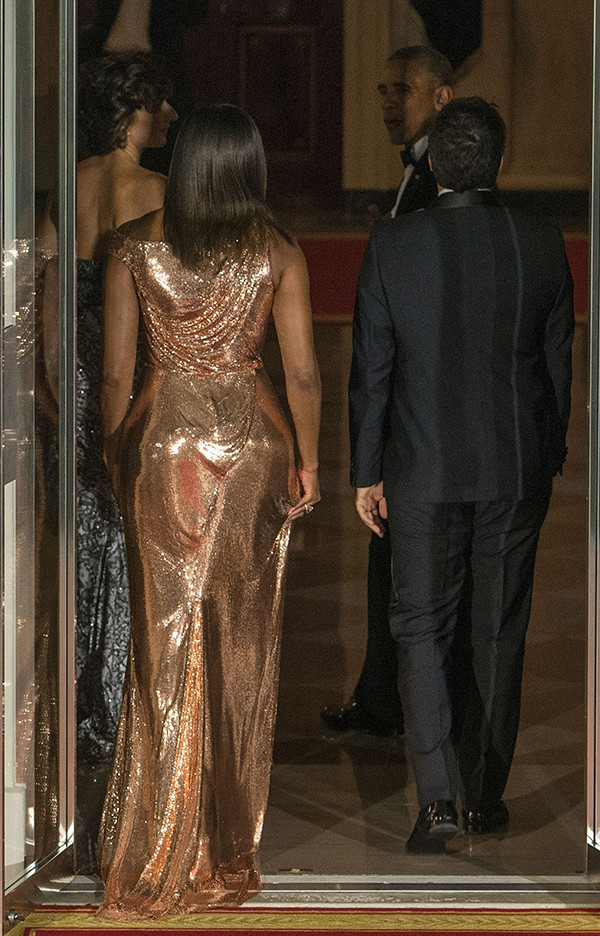 Bà Michelle Obama "hạ gục" mọi tín đồ thời trang với đầm ánh kim ảnh 4