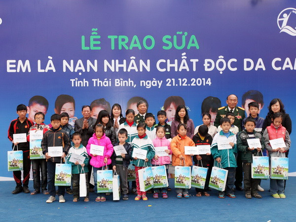 Trao tặng sữa cho trẻ nhiễm chất độc da cam tỉnh Thái Bình ảnh 1