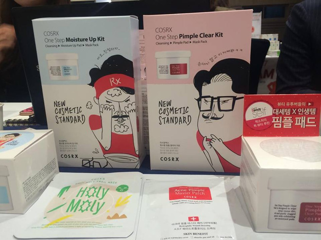 Hình tượng CEO của công ty được cách điệu hóa trên sản phẩm tại Triển lãm MIK Beauty & Party Vietnam. (Nguồn: Vietnam+) MIK Beauty & Party Vietnam: Khám phá những xu hướng làm đẹp mới ảnh 8