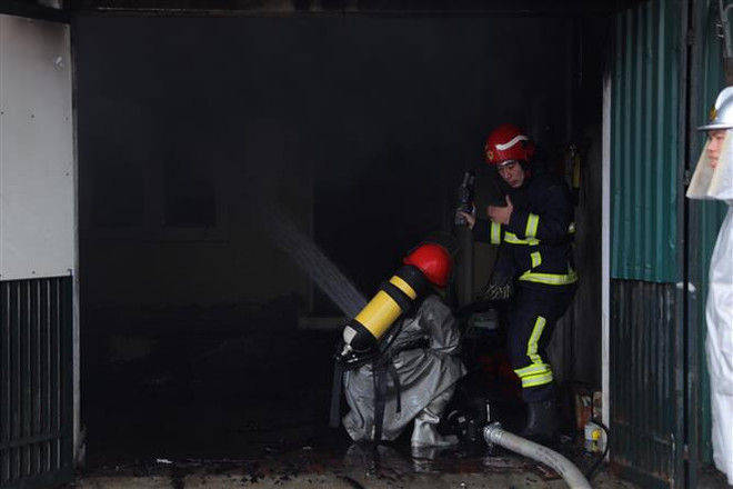 Hà Nội: Cháy 3 căn nhà tầng vừa ở vừa kinh doanh lốp xe ôtô ảnh 1