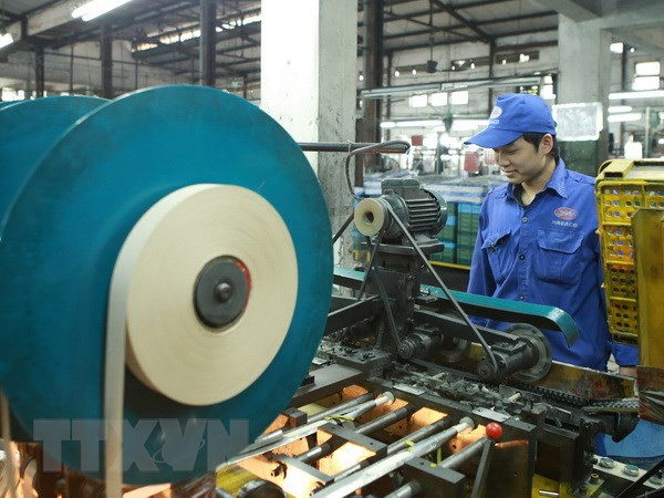 Sản xuất pin tại Công ty Cổ phần Pin Hà Nội (Tập đoàn Hóa chất Việt Nam). (Ảnh: Hoàng Hùng/TTXVN) Doanh nghiệp hóa chất chịu áp lực trước xu hướng giảm cầu ảnh 1