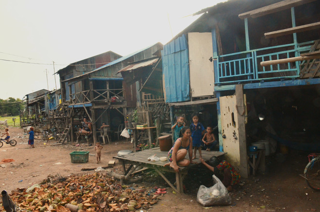 ĐSQ Việt Nam thăm, tặng quà bà con Việt kiều nghèo tại Campuchia ảnh 2