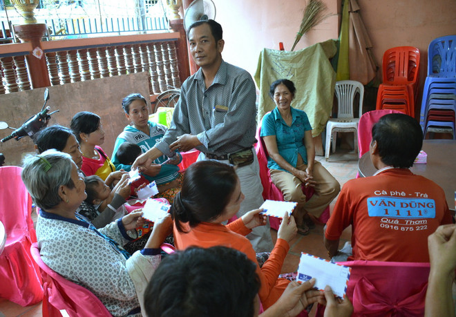 ĐSQ Việt Nam thăm, tặng quà bà con Việt kiều nghèo tại Campuchia ảnh 1