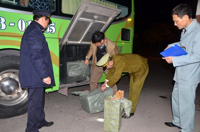 Quảng Ninh bắt một phụ nữ buôn lậu hơn 100kg pháo nổ Trung Quốc ảnh 1