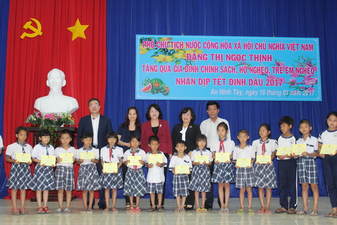 Phó Chủ tịch nước thăm và tặng quà gia đình chính sách, hộ nghèo ảnh 2
