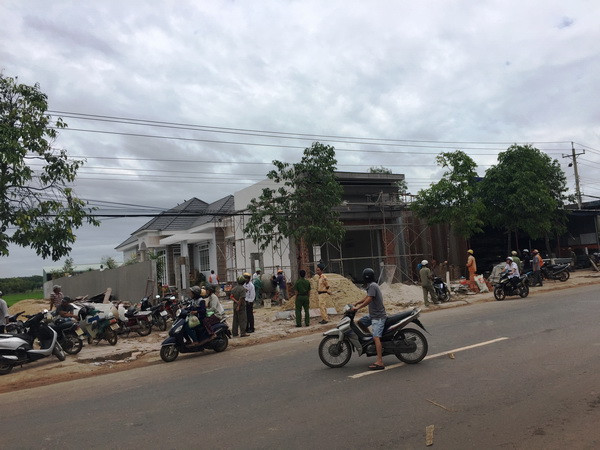 Một thợ hồ nguy kịch vì thi công nhà sát đường điện cao thế ảnh 1