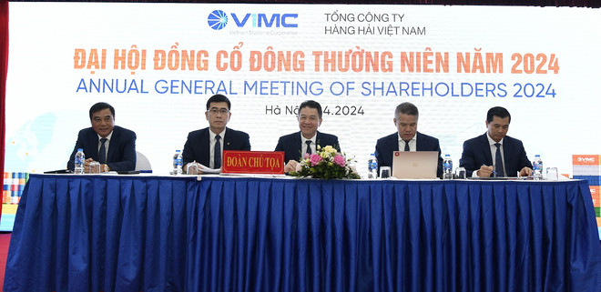 Đoàn chủ tọa điều hành Đại hội đồng cổ đông thường niên năm 2024 của VIMC vào sáng ngày 16/4. (Ảnh: Việt Hùng/Vietnam+) vnp_doan chu toa VIMC.JPG
