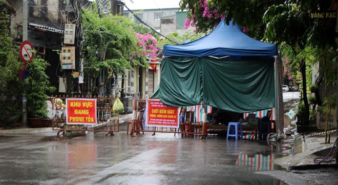 Khu vực phong tỏa tại đường Lê Vãn, thành phố Thanh Hóa, tỉnh Thanh Hóa. (Ảnh: Nguyễn Nam/TTXVN) Xác minh thông tin Phó Chủ tịch xã uống bia với các đối tượng cách ly ảnh 1