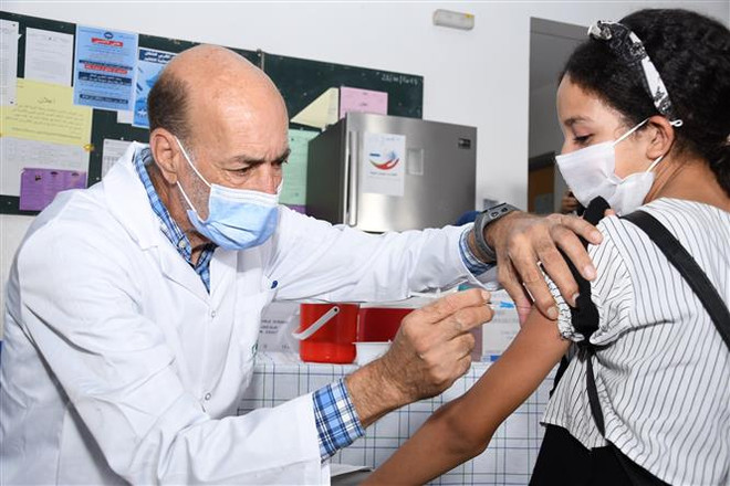 Tiêm vaccine phòng COVID-19 cho thiếu niên ở Sale, Maroc ngày 21/9/2021. (Ảnh: THX/TTXVN) Hơn 6 tỷ liều vaccine COVID-19 đã được tiêm trên toàn cầu ảnh 1