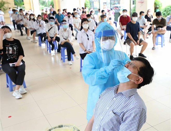 Hà Nội lấy mẫu xét nghiệm sàng lọc virus SARS-CoV-2 diện rộng. (Ảnh: TTXVN) Ngày 22/9: Ghi nhận 11.527 ca nhiễm mới, thêm 11.919 người khỏi bệnh ảnh 1