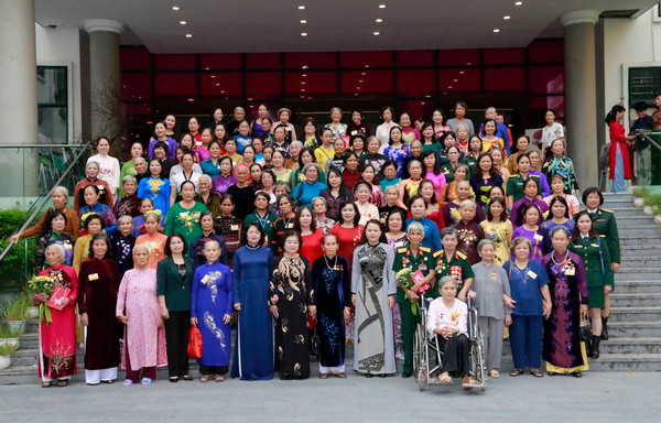 Phó Chủ tịch nước dự buổi gặp mặt các Mẹ Việt Nam Anh hùng ảnh 1