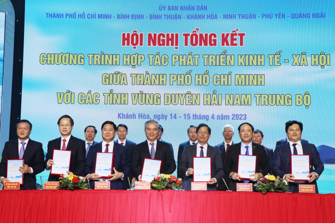 Lãnh đạo Thành phố Hồ Chí Minh và 6 tỉnh duyên hải Nam Trung Bộ ký kết hợp tác phát triển kinh tế-xã hội giai đoạn 2023-2025. (Ảnh: Tiên Minh/TTXVN) Ký kết hợp tác giai đoạn 2023-2025 giữa TP.HCM và 6 tỉnh Nam Trung Bộ ảnh 1