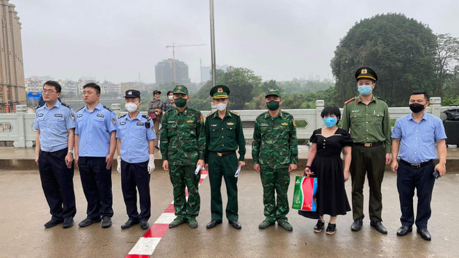 Chị N được Cục Công an Thành phố Đông Hưng, Trung Quốc bàn giao cho Công an Thành phố Móng Cái. (Nguồn: Công an Thành phố Móng Cái) Quảng Ninh: Giải cứu một nữ nạn nhân bị lừa bán qua Trung Quốc 11 năm ảnh 1