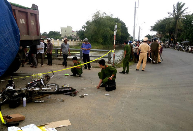 Xe tải bất cẩn tông chết hai học sinh đi môtô đi cùng chiều ảnh 1