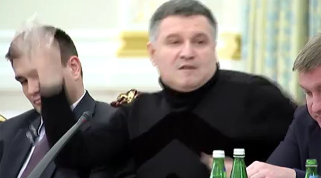 Chính trường Ukraine tiếp tục dậy sóng với màn ném cốc nước ảnh 1