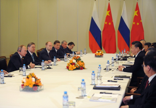 Tổng thống Nga Vladimir Putin (trái) và Chủ tịch Trung Quốc Tập Cận Bình hội đàm bên lề Hội nghị Cấp cao APEC. (Nguồn: EPA/TTXVN) Các cuộc gặp bên lề APEC tập trung vào thúc đẩy thương mại tự do ảnh 1