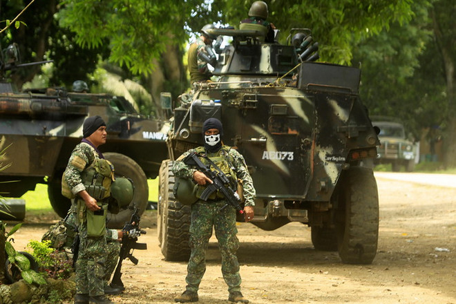 Binh sỹ Philippines trong chiến dịch truy quét phiến quân Abu Sayyaf tại Jolo, tỉnh Sulu, Mindanao. (Nguồn: AFP/TTXVN) Quân đội Philippines báo động về nạn bắt cóc người của Abu Sayyaf ảnh 1