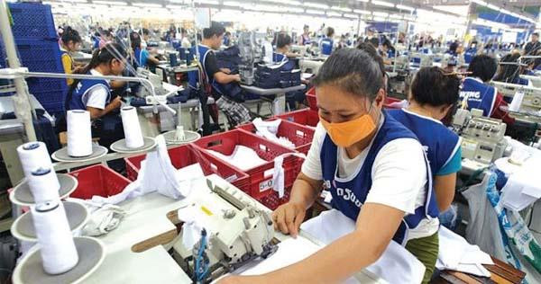 Công nhân làm việc trong một nhà máy tại Vientiane, Lào. (Nguồn: kpl.gov.la) Lào tin tưởng vào Kế hoạch phát triển nguồn nhân lực của ASEAN ảnh 1