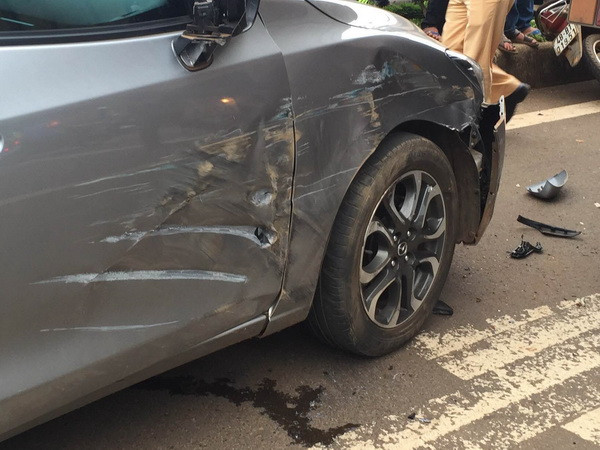 Xe ôtô Ford Everet cán chết người đi bộ rồi lao vào nhà dân ảnh 1