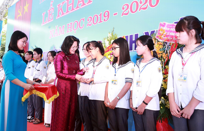 Lãnh đạo Đảng, Nhà nước chung vui với học sinh trong ngày khai giảng ảnh 4