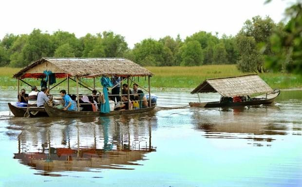 Du khách tham quan Vườn quốc gia Tràm Chim bằng nhà nổi trên sông. (Ảnh: An Hiếu/TTXVN) Đồng Tháp phát triển 73 điểm du lịch cộng đồng, thu hút du khách ảnh 1