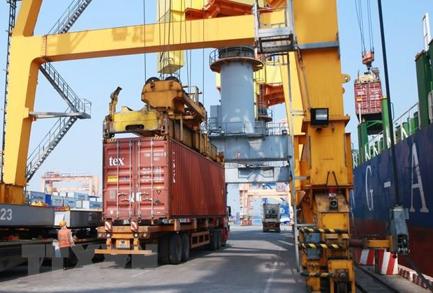 Bốc xếp container tại chi nhánh cảng Tân Vũ, Cảng Hải Phòng. (Ảnh: Lâm Khánh/TTXVN) 50 năm thực hiện Di chúc Bác Hồ: Hải Phòng mạnh về diện mạo, vị thế ảnh 1