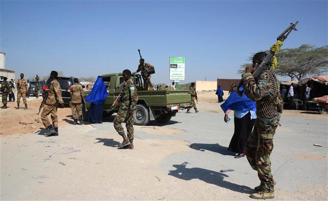 Binh sỹ Chính phủ Somalia tuần tra trên đường phố Mogadishu, một ngày sau khi nhóm phiến quân Al-Shabab tiến hành vụ tấn công liều chết nhằm vào dinh Tổng thống ở thủ đô. (Ảnh: AFP/TTXVN) Các tổ chức quốc tế quan ngại về tình hình ở Somalia ảnh 1