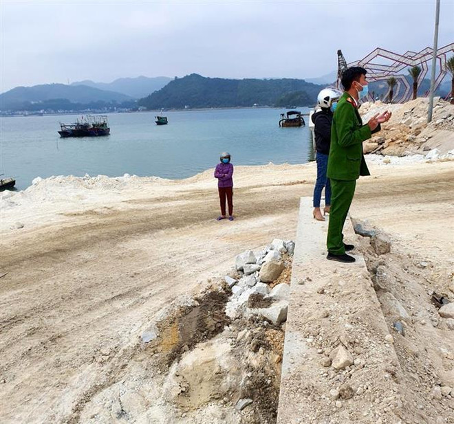Đề nghị kỷ luật ba cán bộ xã để xảy ra vụ lấn chiếm vịnh Bái Tử Long ảnh 1