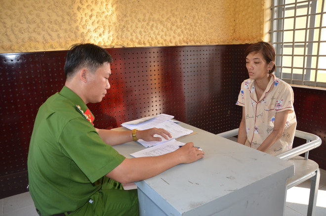Nghi phạm Đỗ Thị Yến Nhi làm việc với Cơ quan điều tra Công an tỉnh Bến Tre. (Ảnh Công Trí/TTXVN) Bắt khẩn cấp đối tượng ra tay sát hại con ruột do mâu thuẫn gia đình ảnh 1