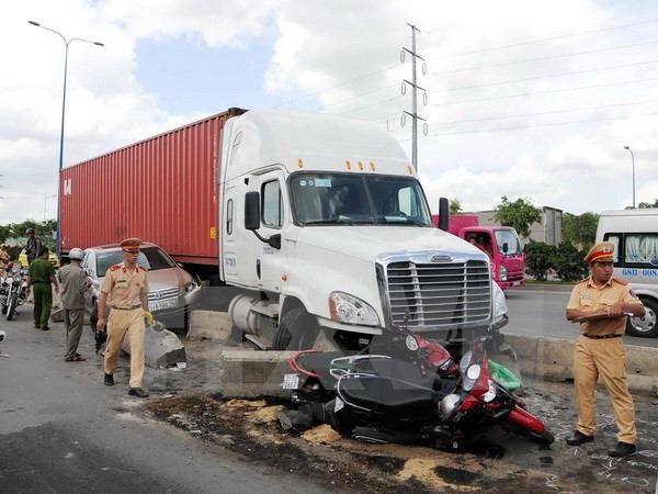 Xe máy va chạm với container đi cùng chiều, một thai phụ tử vong ảnh 1