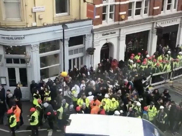 Anh sơ tán người dân tại khu vực Nhà hát Hoàng gia London ảnh 1