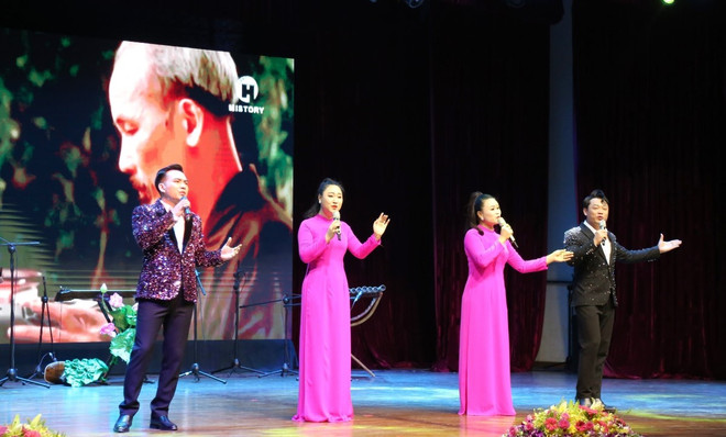 Tốp ca nam nữ “The Ballad of Ho Chi Minh” tại chương trình. (Ảnh: Hoàng Minh/TTXVN) khai_mac_tuan_van_hoa_viet_nam_tai_campuchia_nam4.jpg