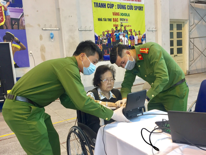Hà Nội với "chiến dịch thần tốc" làm căn cước công dân gắn chíp ảnh 2