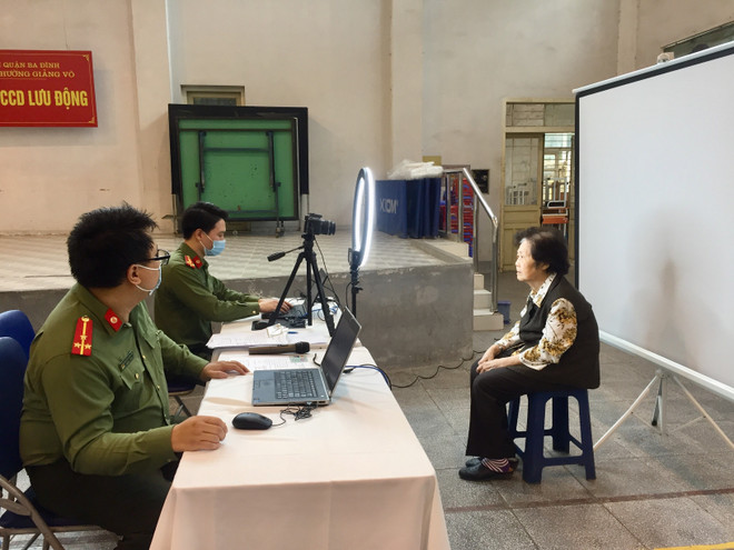 Hà Nội với "chiến dịch thần tốc" làm căn cước công dân gắn chíp ảnh 3