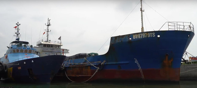 Tàu mang biển hiệu Thuận Huệ 68 do ông Phạm Sỹ Liêu, quốc tịch Việt Nam làm thuyền trưởng. (Ảnh: CVT/Vietnam+) Bắt giữ vụ vận chuyển trái phép hơn 270 tấn dầu FO trên biển ảnh 1