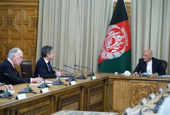 Tổng thống Afghanistan Ashraf Ghani trong cuộc gặp Ngoại trưởng Mỹ Antony Blinken đang ở thăm Kabul ngày 15/4. (Ảnh: AFP/TTXVN) Tổng thống Afghanistan và Ngoại trưởng Mỹ thảo luận về việc rút quân ảnh 1