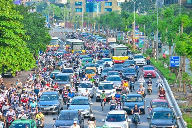 Xe buýt bị các phương tiện cá nhân bủa vây khiến không thể đi nhanh và đảm bảo đúng giờ. (Ảnh: PV/Vietnam+) Mở làn đường riêng xe buýt: Liệu có bị 'sa lầy' vòng vây xe cá nhân? ảnh 1