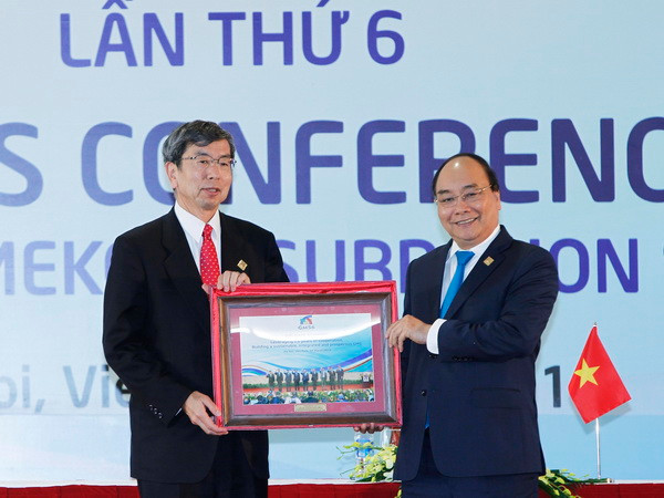 Thủ tướng Nguyễn Xuân Phúc và Chủ tịch ADB chủ trì họp báo quốc tế ảnh 1