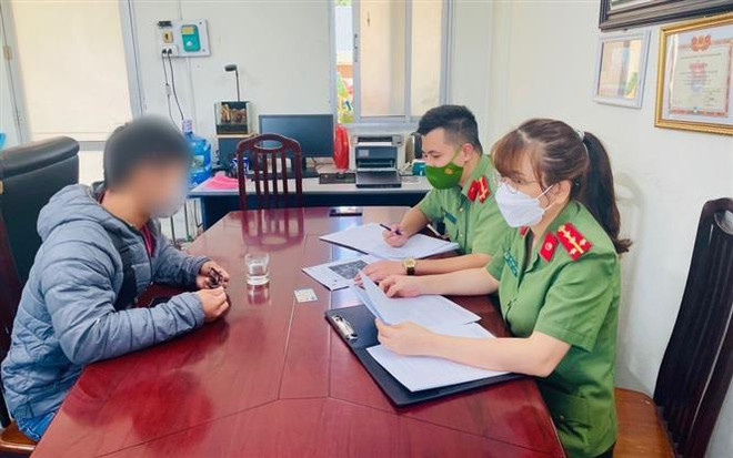 Một đối tượng bị xử phạt 7,5 triệu đồng về hành vi đăng tải thông tin thất thiệt lên mạng xã hội gây hoang mang dư luận. (Ảnh: TTXVN phát) Sẽ xử lý nghiêm việc đưa tin thất thiệt liên quan đến an ninh kinh tế ảnh 1