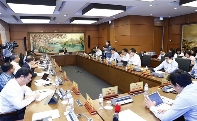 Đoàn đại biểu thành phố Hà Nội thảo luận ở tổ. (Ảnh: Doãn Tấn/TTXVN) Kỳ họp thứ 4 Quốc hội khóa XV: Đề xuất duy trì thanh tra cấp huyện ảnh 1