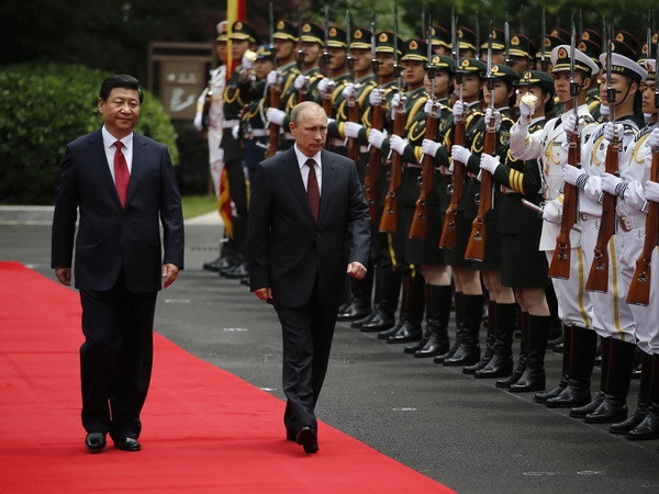 Chủ tịch Trung Quốc Tập Cận Bình (trái) và Tổng thống Nga Vladimir Putin (giữa) duyệt đội danh dự trong lễ đón ở Thượng Hải. (Nguồn: AFP/TTXVN) Chủ tịch Trung Quốc và Tổng thống Nga kết thúc hội đàm ảnh 1