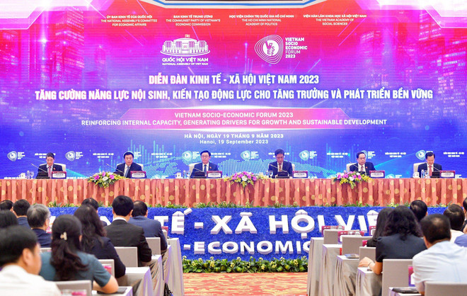 Chủ tịch Quốc hội Vương Đình Huệ đồng chủ trì phiên khai mạc Diễn đàn Kinh tế-Xã hội Việt Nam năm 2023. (Ảnh: Vietnam+) GDP có thể đạt 6,8%-7,4% khi thực hiện các động lực tăng trưởng tốt ảnh 1